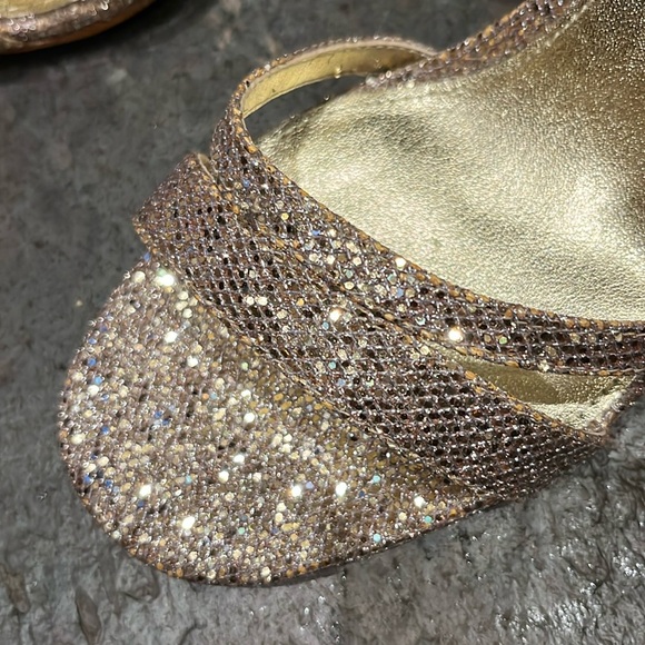 NWOT Michael Kors gold size 6.5 ankle strap open toe heels with 2.5” heels - Picture 2 of 9